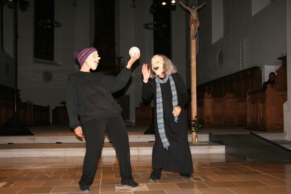 Kempten: Das Theater Ferdinande mit seinem Maskenspiel in der St.-Mang-Kirche